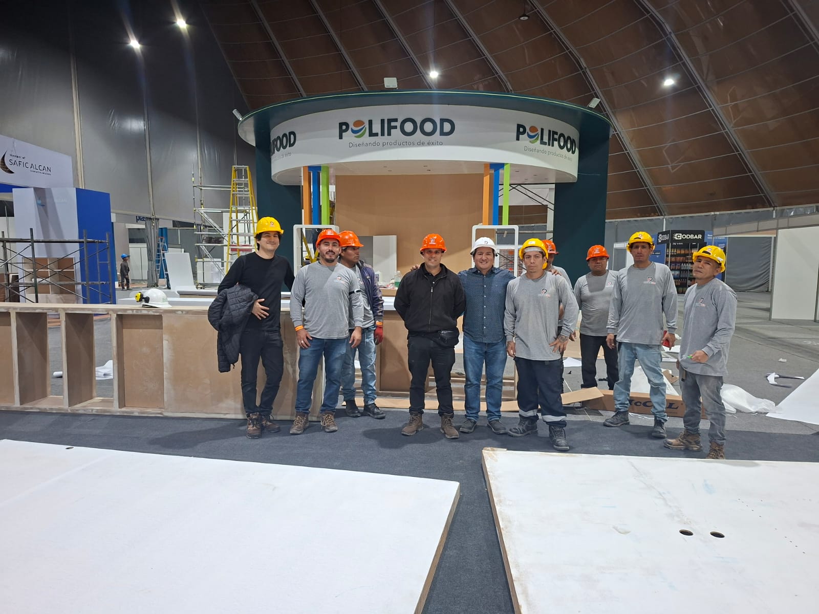 Equipo de DIPAO360 durante el montaje de una feria