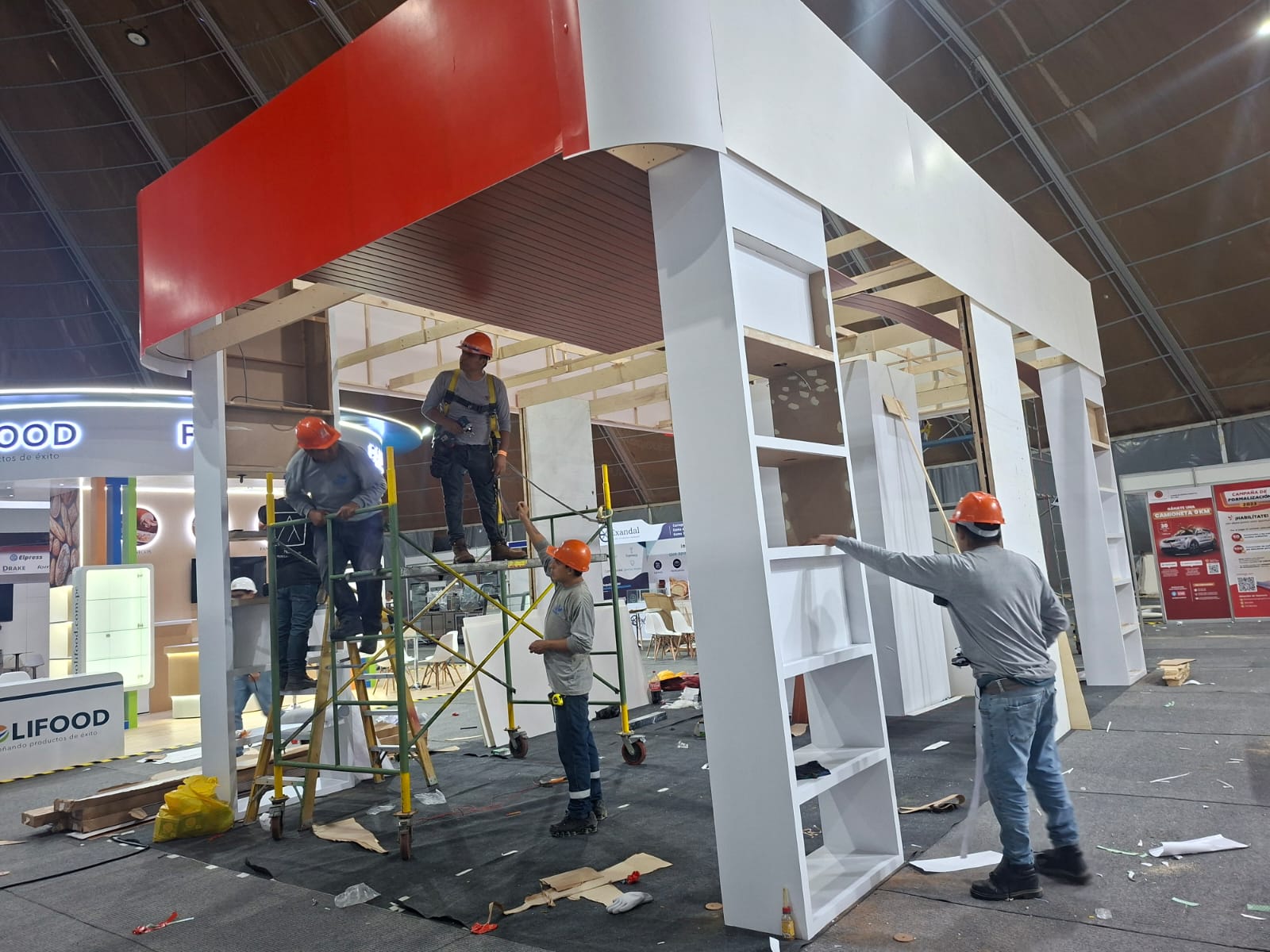 Equipo de DIPAO360 durante el montaje del stand de MARVA