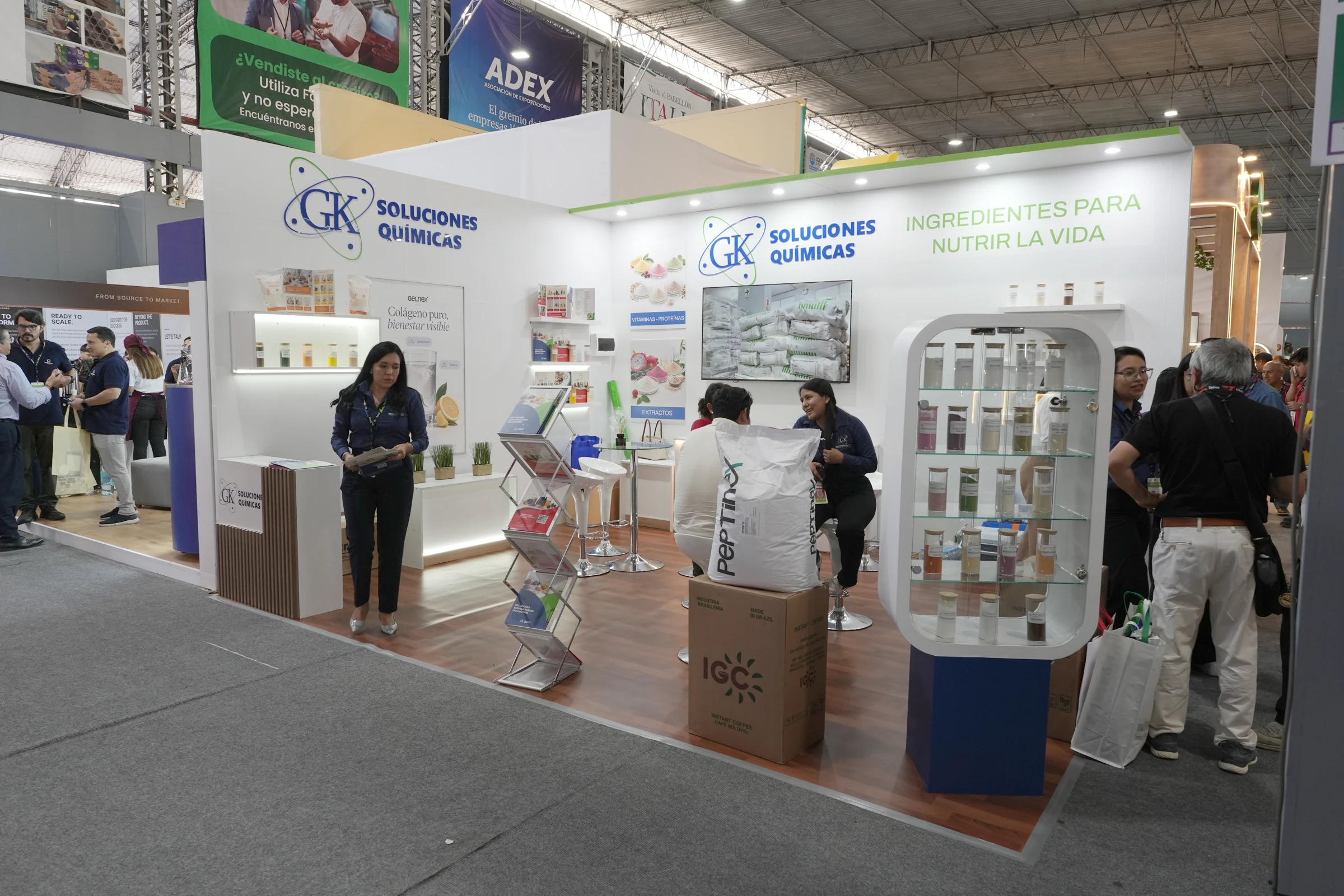 Vista general del stand de Soluciones Químicas, con gráfica, exhibición y atención.