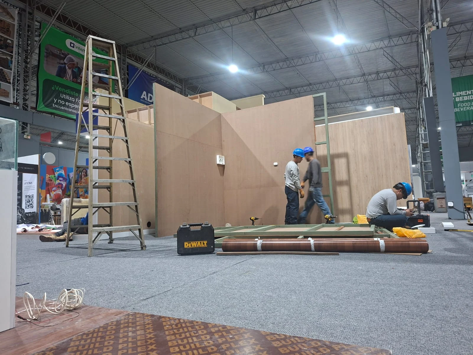 Montaje del stand de Soluciones Químicas